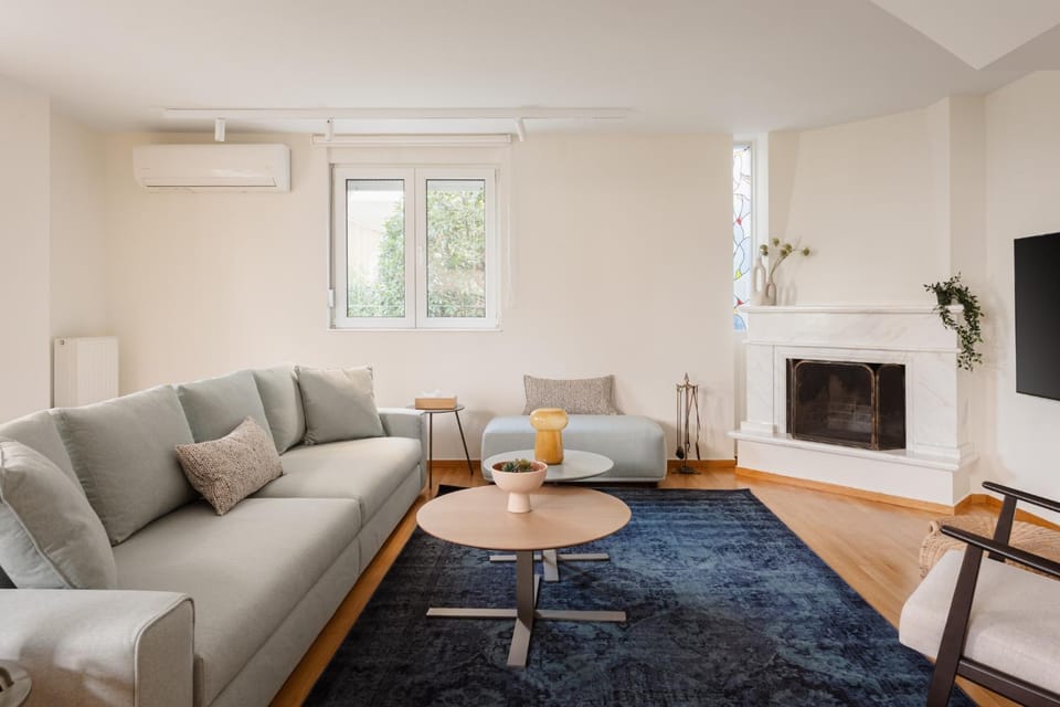 TV and multimedia, Living room, Seating area, air conditioner