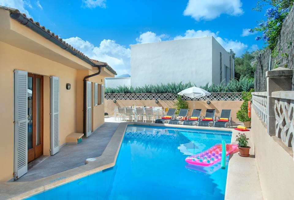 Property building, Patio, Swimming pool, sunbed