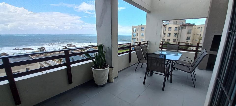 Patio, View (from property/room), Balcony/Terrace, Seating area, Dining area, Sea view