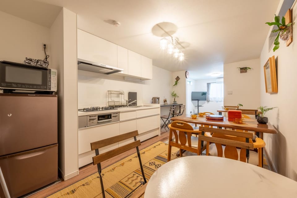 Kitchen or kitchenette, Dining area, minibar, oven, stove