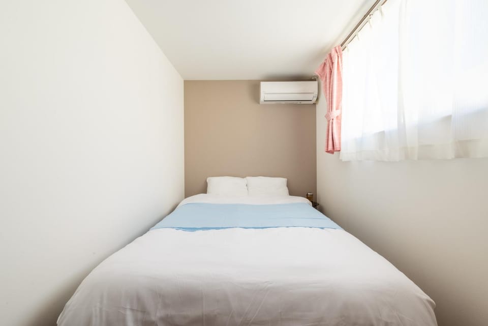 Bed, Photo of the whole room, Bedroom, air conditioner