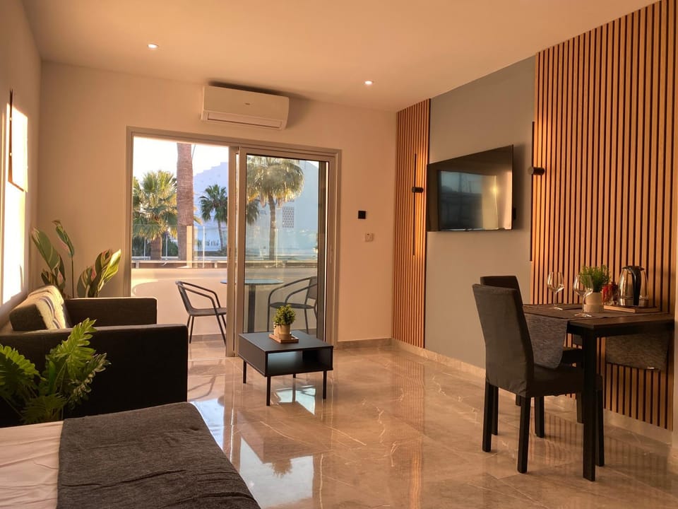 TV and multimedia, Living room, Seating area, Dining area