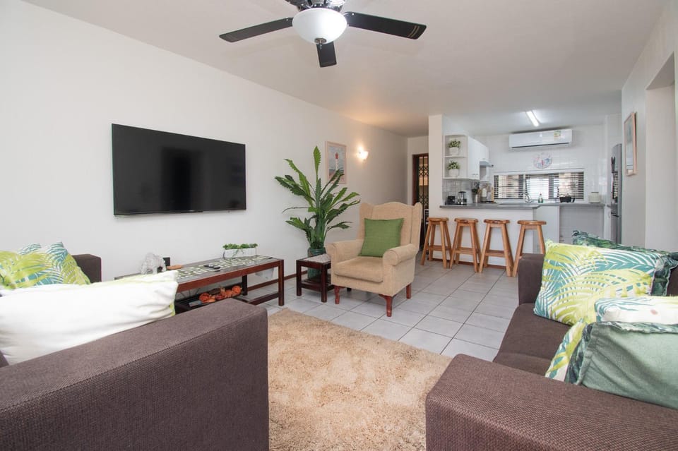Communal lounge/ TV room, TV and multimedia, Kitchen or kitchenette, Living room, Seating area, Dining area, Evening entertainment