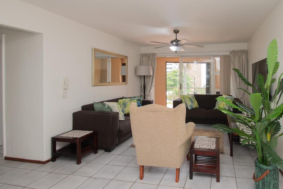 Living room, Seating area, Dining area, fireplace