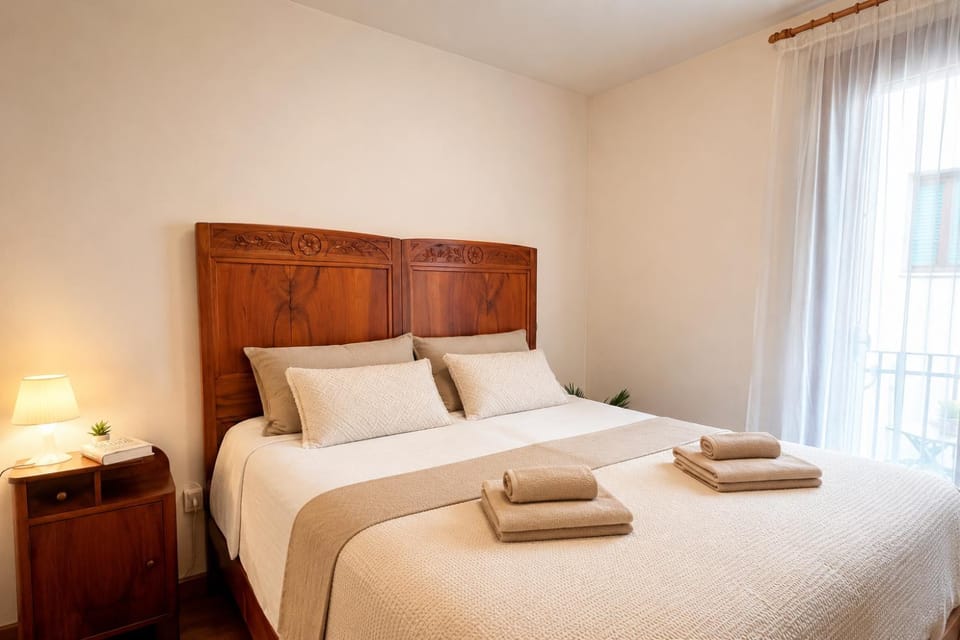 Bed, Photo of the whole room, Bedroom, towels