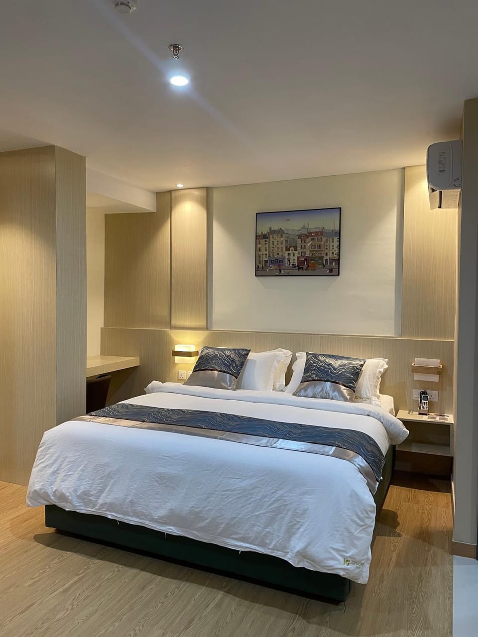 Bed, Photo of the whole room, Bedroom