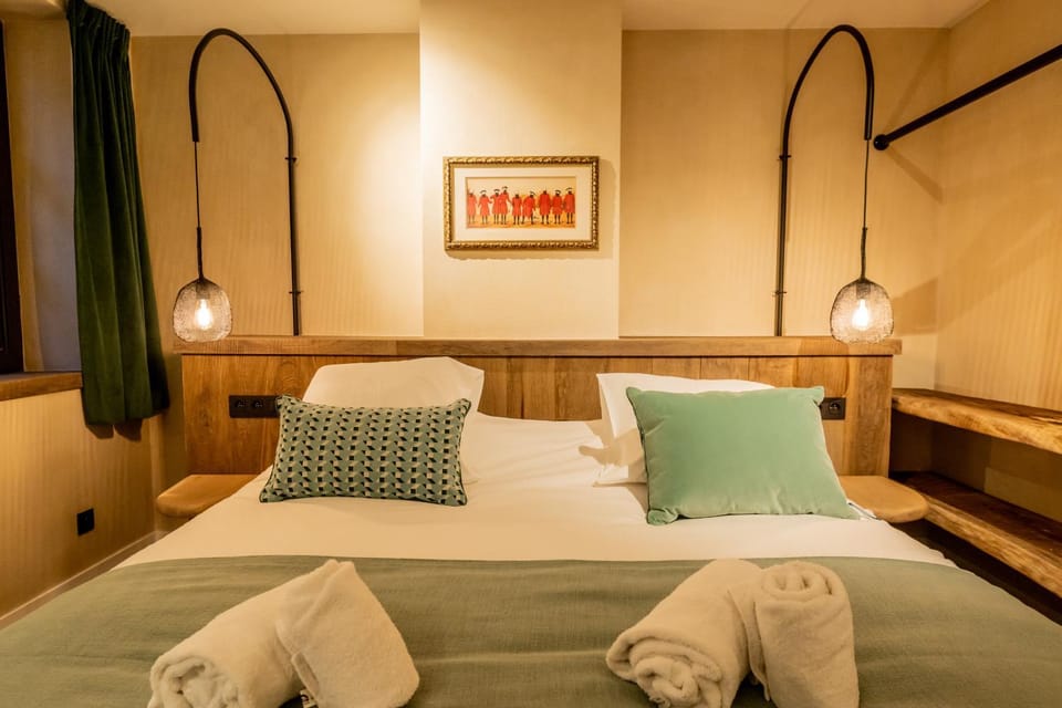 Bed, Bedroom, towels