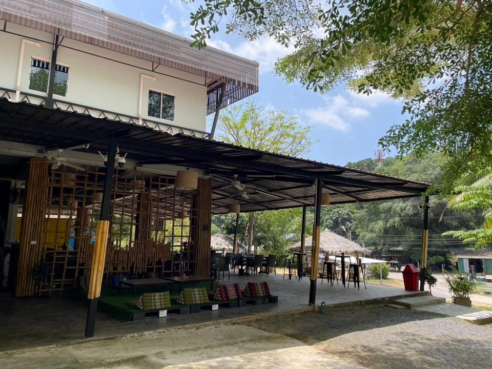 Property building, Restaurant/places to eat, Day