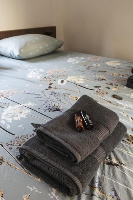 Bed, Bedroom, towels