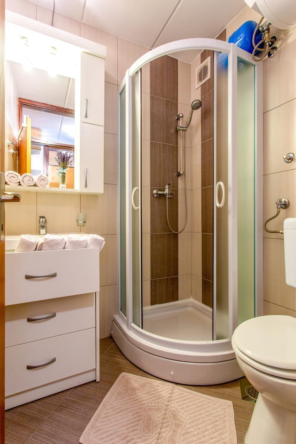 Shower, Toilet, Bathroom, towels