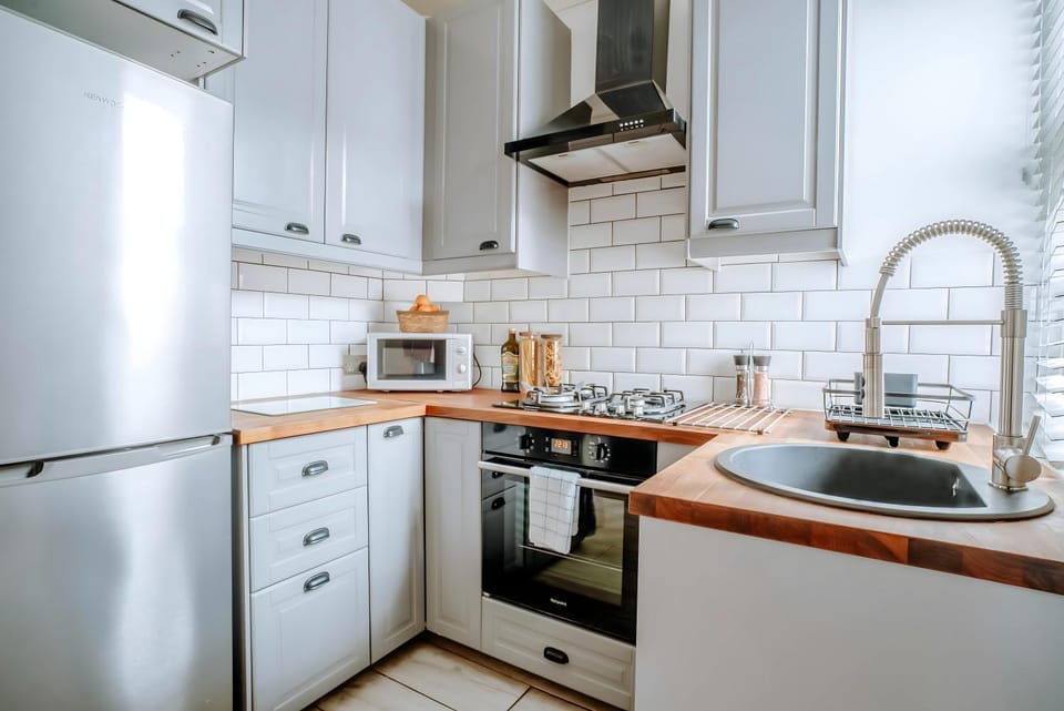 Coffee/tea facilities, microwave, oven, toaster, washing machine, dryer, kitchen, kitchen