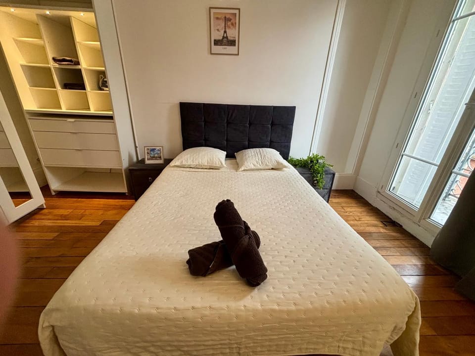 Bed, Bedroom, towels
