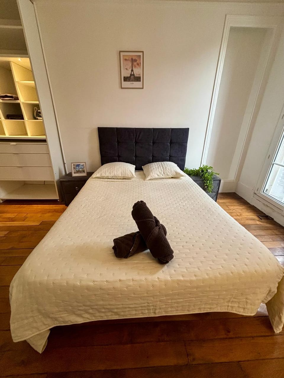 Bed, Bedroom, towels