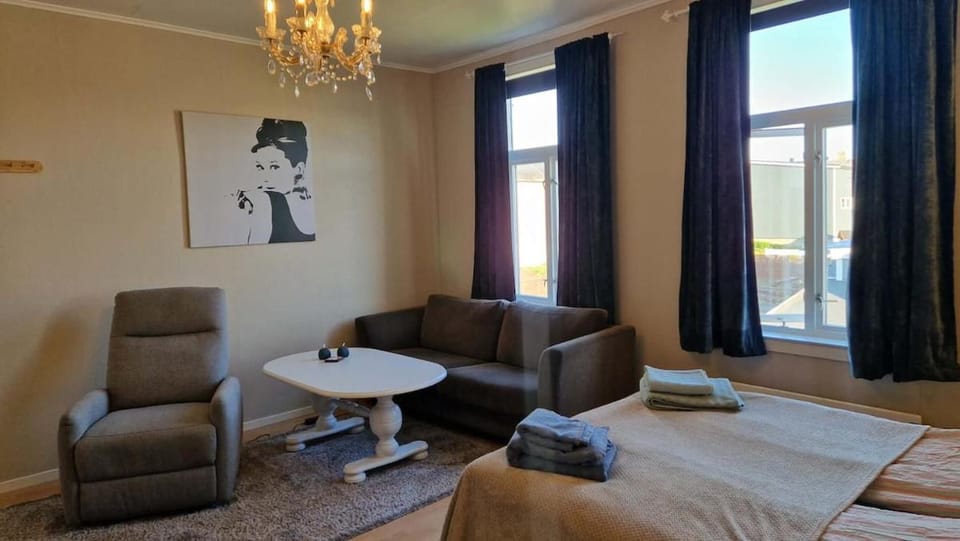 Bed, Seating area, Bedroom