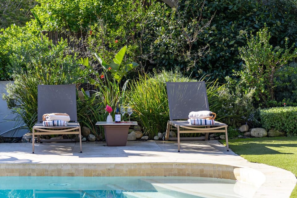 Garden, Swimming pool, sunbed, towels