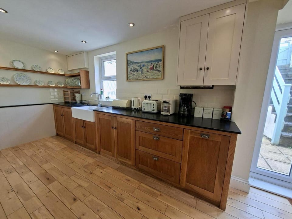 Coffee/tea facilities, dishwasher, toaster, washing machine, kitchen