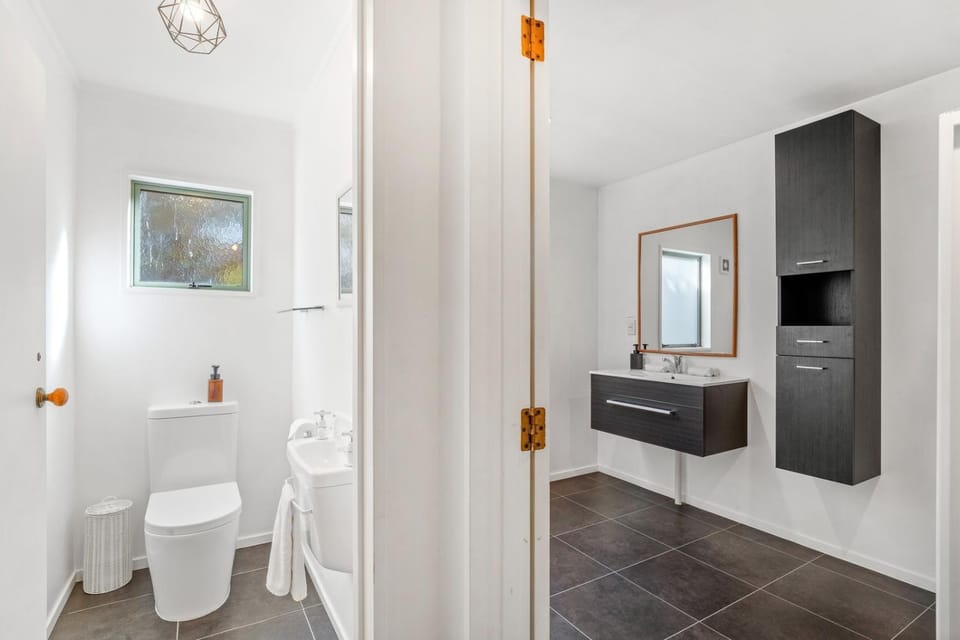 Mountain, lake, sun and this sensational home Apartment in Queenstown