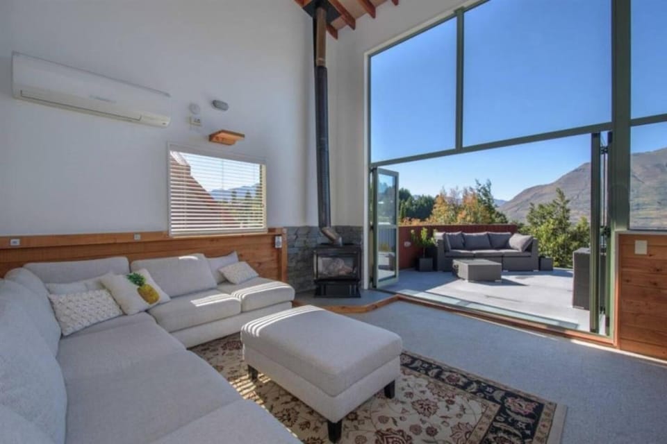 Mountain, lake, sun and this beautiful home Apartment in Queenstown