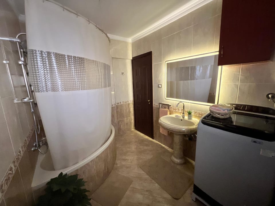 Shower, Toilet, Bathroom, Bath, towels