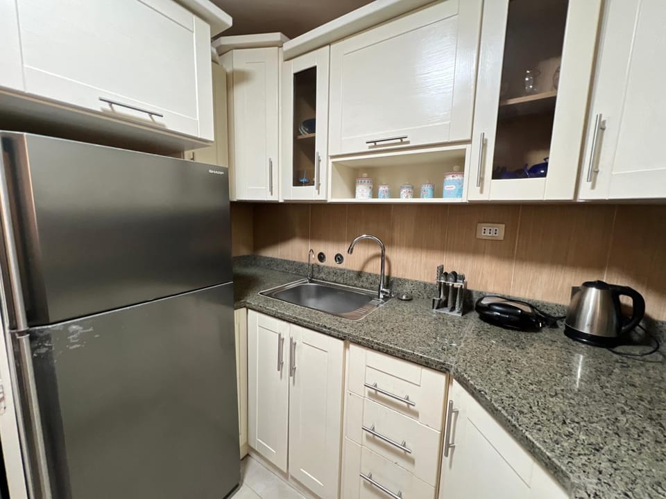 Coffee/tea facilities, Kitchen or kitchenette, oven