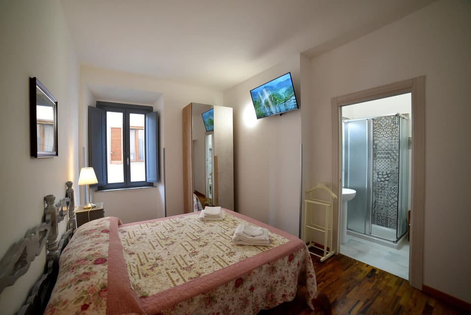 Bed, TV and multimedia, Photo of the whole room, wardrobe