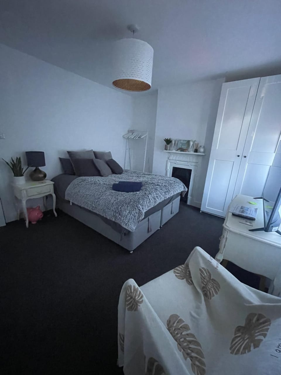 Bed, TV and multimedia, View (from property/room), wardrobe
