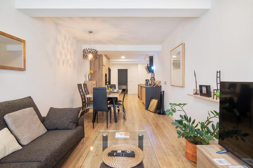 Communal lounge/ TV room, TV and multimedia, Living room, Seating area, Dining area, Evening entertainment