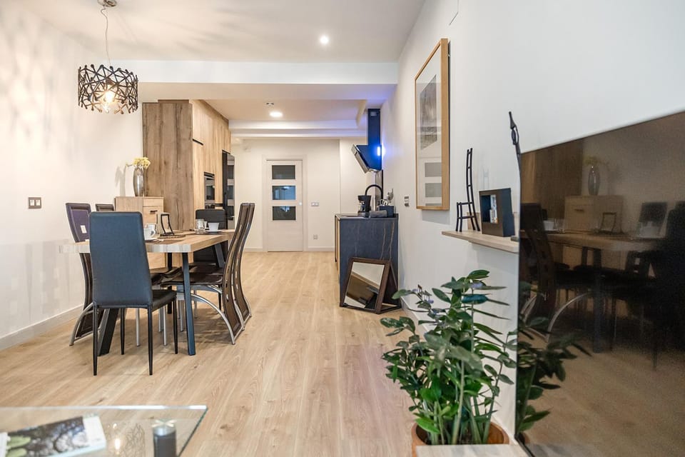 TV and multimedia, Living room, Seating area, Dining area