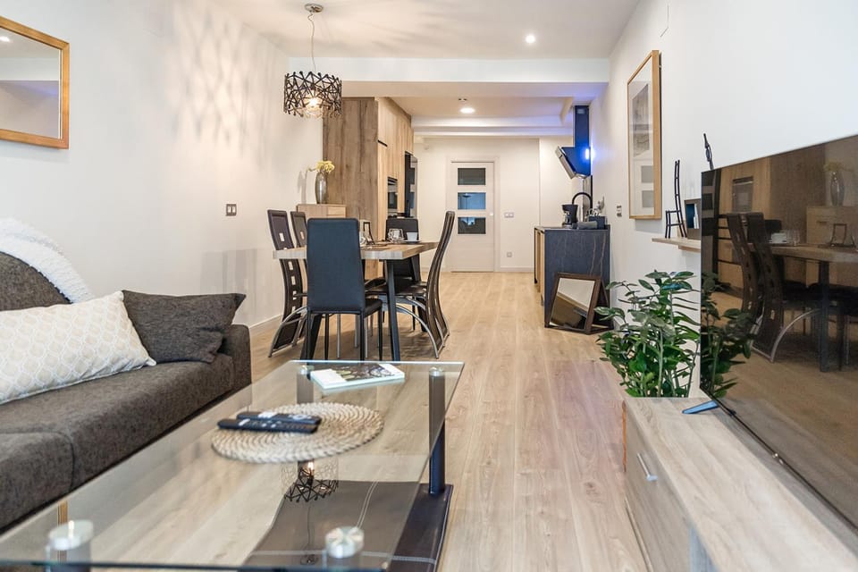 TV and multimedia, Kitchen or kitchenette, Living room, Seating area, Dining area