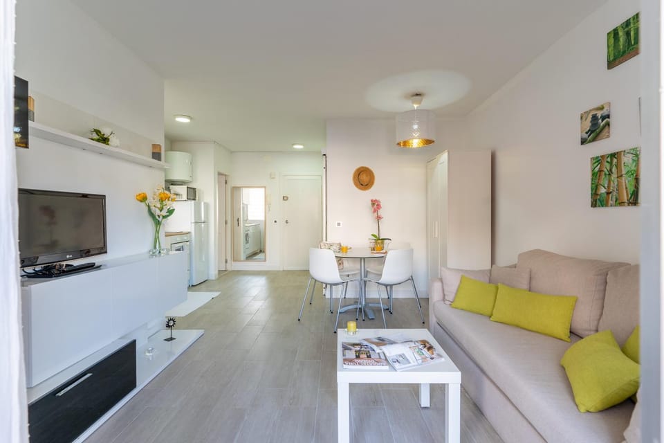 Communal lounge/ TV room, TV and multimedia, Living room, Dining area