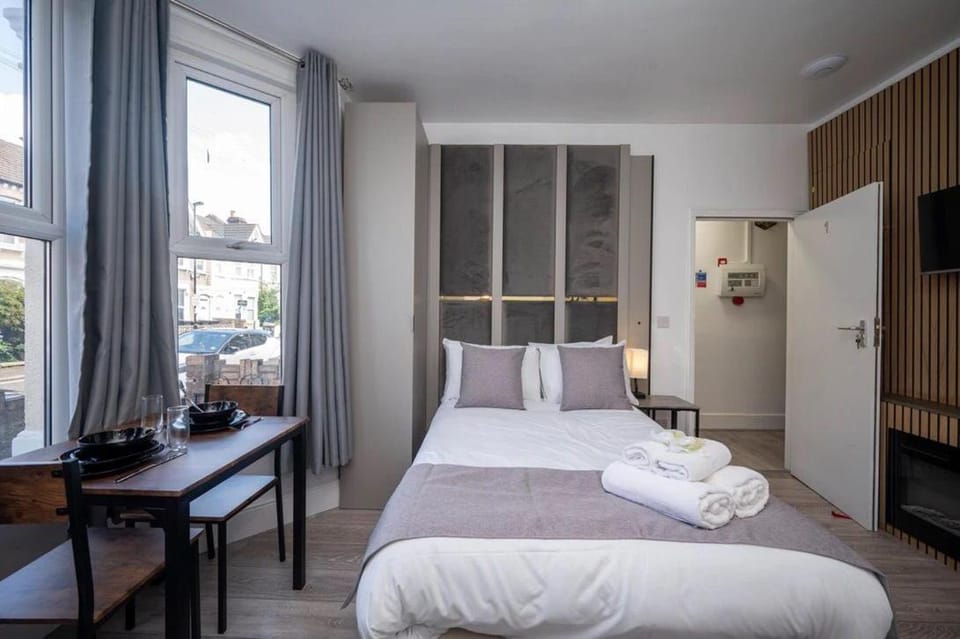 Gilded Nooks Apartment in Croydon