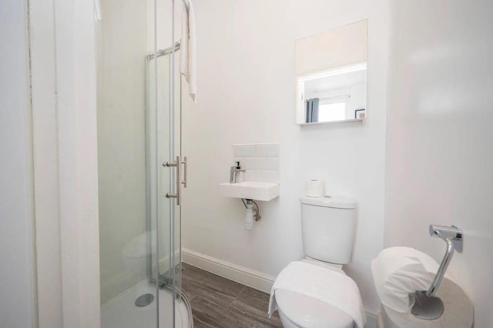 Gilded Nooks Apartment in Croydon