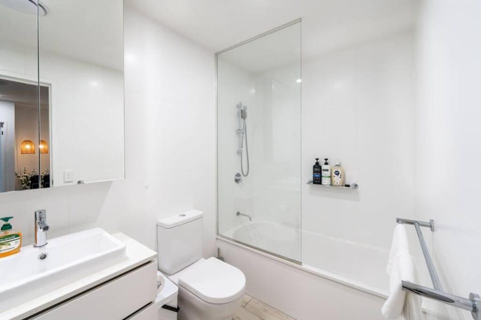 Central 2BR-2BA Resort-Style Retreat In Hamilton M21 Apartment in Bulimba