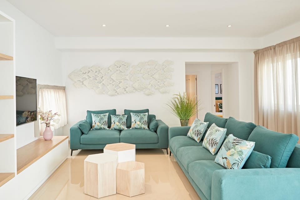Communal lounge/ TV room, TV and multimedia, Living room, Seating area, Evening entertainment
