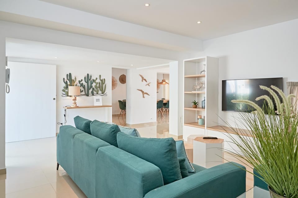 Communal lounge/ TV room, TV and multimedia, Living room, Seating area, Evening entertainment