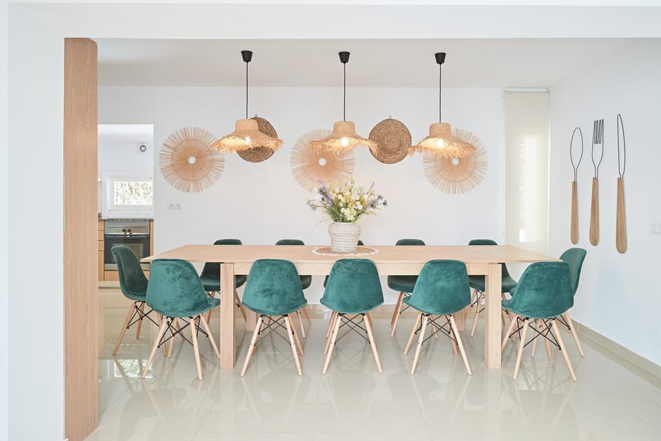 Seating area, Dining area, Diving
