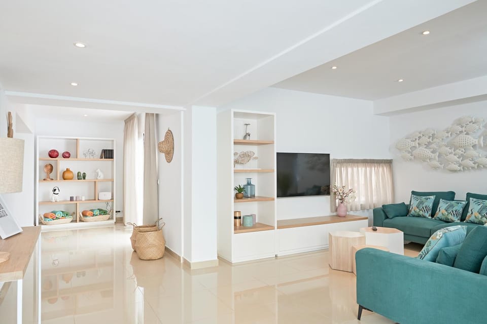 Communal lounge/ TV room, TV and multimedia, Living room, Seating area, Evening entertainment