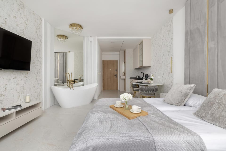 Bed, TV and multimedia, Kitchen or kitchenette, Living room, Photo of the whole room, Seating area, Bedroom, towels