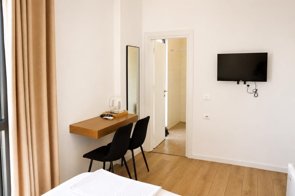 Property building, Bathroom, Coffee/tea facilities, Bedroom, minibar, air conditioner