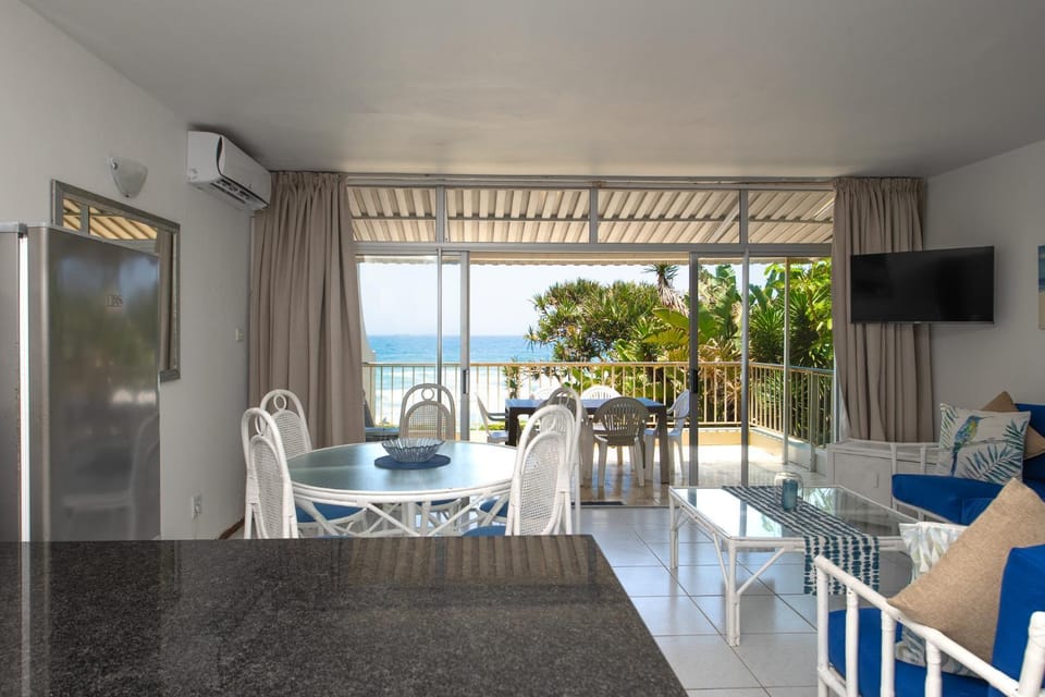Patio, Communal lounge/ TV room, Natural landscape, TV and multimedia, View (from property/room), Balcony/Terrace, Living room, Seating area, Dining area, Evening entertainment, Sea view