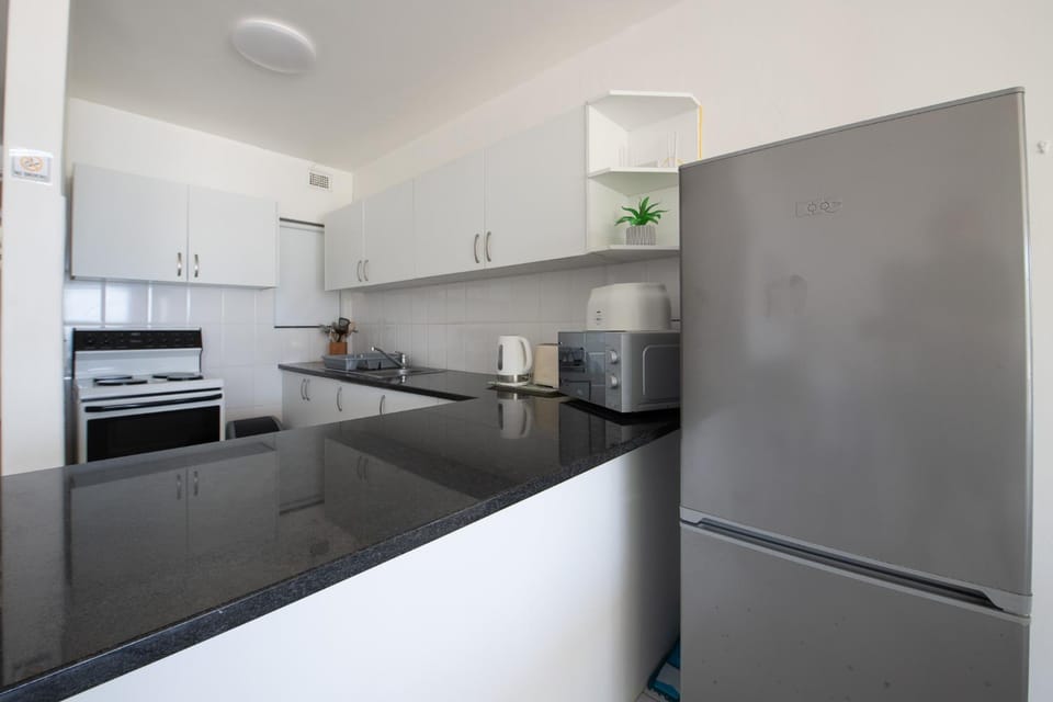 Kitchen or kitchenette, minibar, oven, stove, toaster