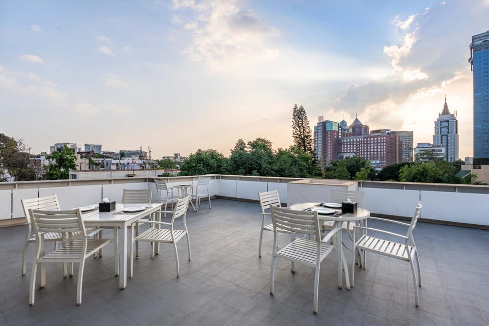 Property building, Patio, Balcony/Terrace, Seating area, City view