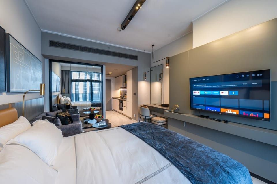 Bed, TV and multimedia, Living room, Photo of the whole room, Seating area, Evening entertainment, Bedroom