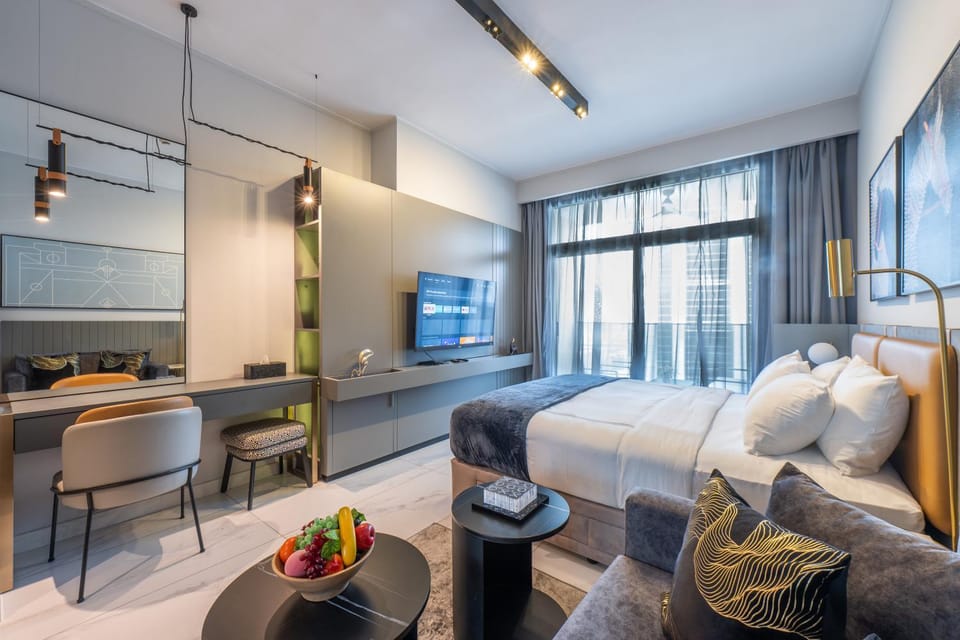 Bed, TV and multimedia, Living room, Seating area, Dining area, Bedroom