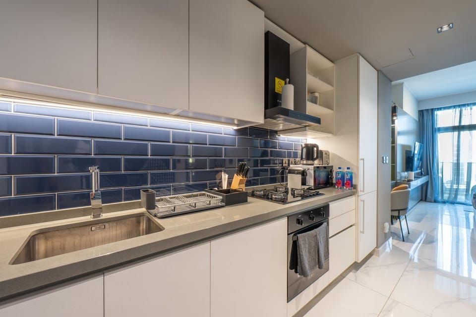 Coffee/tea facilities, Kitchen or kitchenette, oven, stove