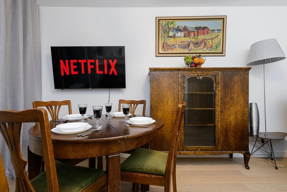 TV and multimedia, Living room, Seating area, Dining area