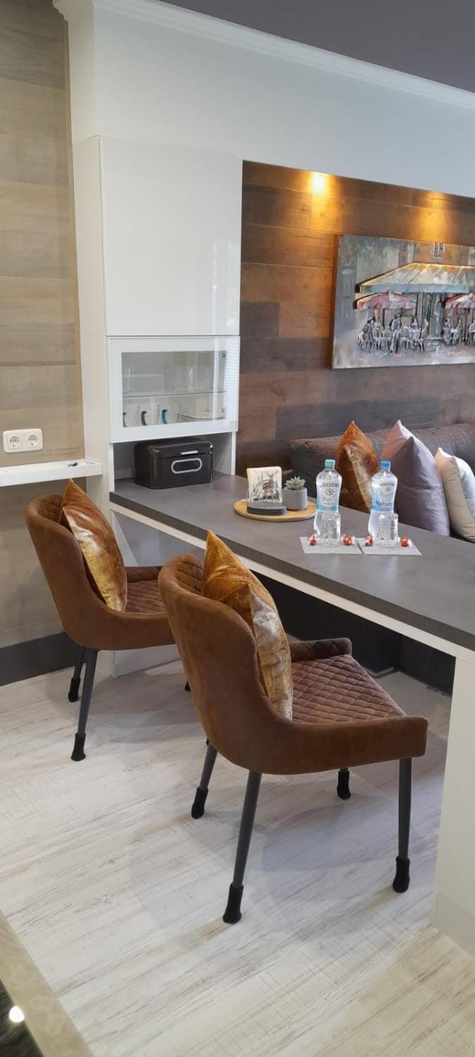 Kitchen or kitchenette, Living room, Seating area, Dining area