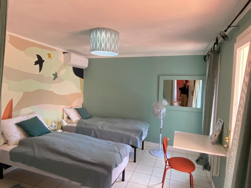 Bed, Living room, Photo of the whole room, Bedroom