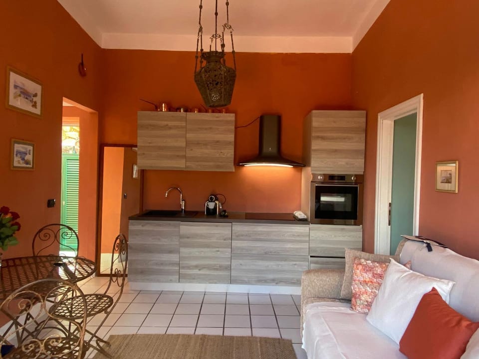 Kitchen or kitchenette, Living room, Seating area, Dining area, oven, stove