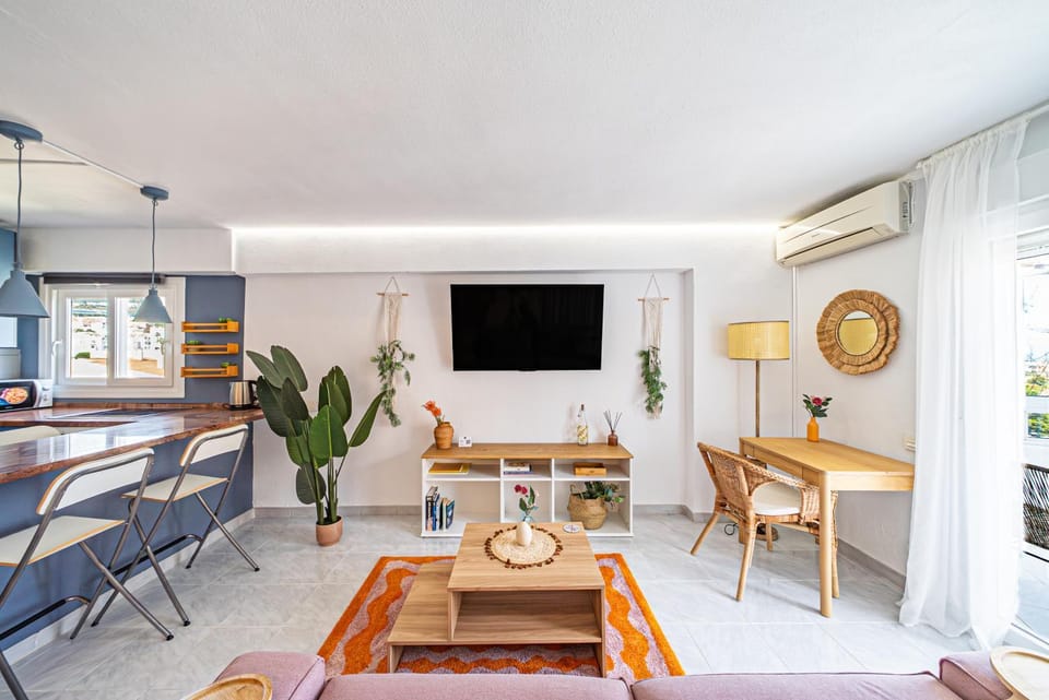 TV and multimedia, Living room, Photo of the whole room, Seating area, Dining area, Evening entertainment, air conditioner